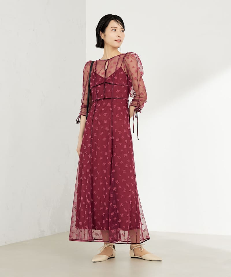 ぴったりサイズのドレスを着た女性
